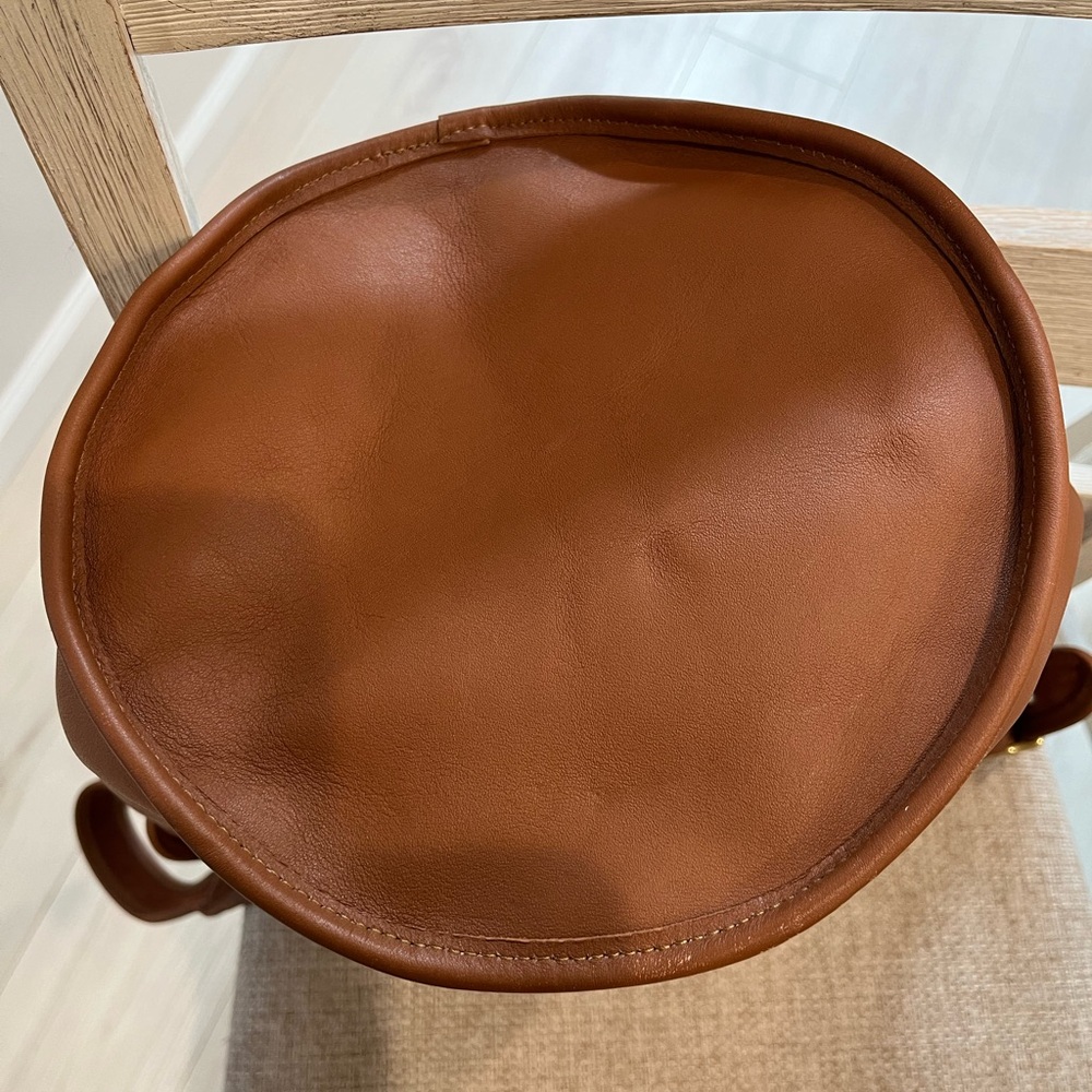 Elegant Brown Leather Shoulder Bag - Picture 9 of 12
